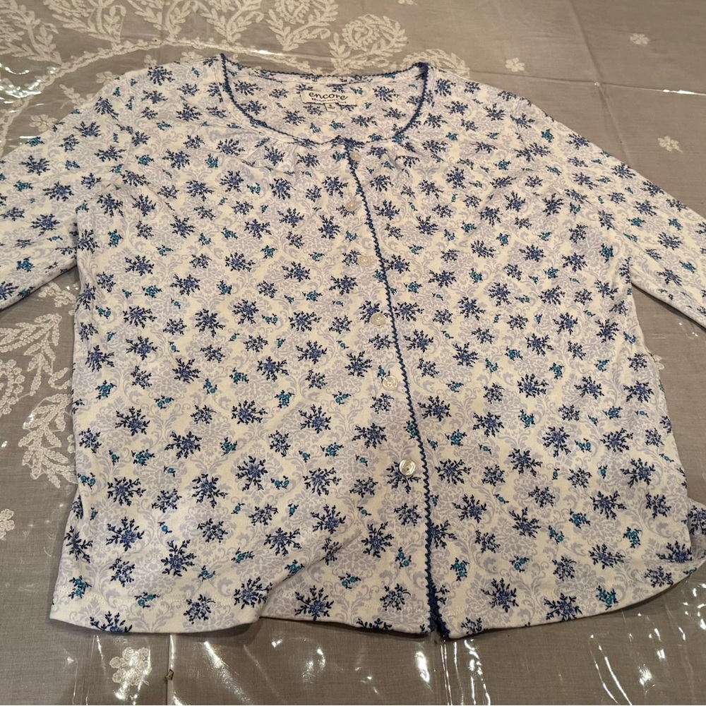 NWT ENCORE White and Blue Floral Lounge Top